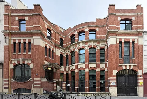 Bâtiment en briques de l’École des ingénieurs de la Ville de Paris.