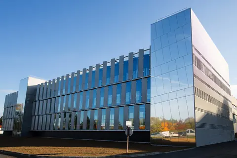 Façade vitrée d’un bâtiment du centre de recherche de l’École polytechnique à Palaiseau.