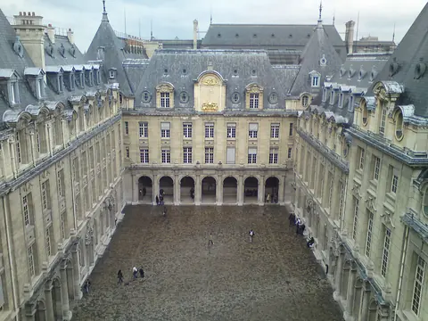 La cour de la Sorbonne photographiée depuis le haut de la chapelle.