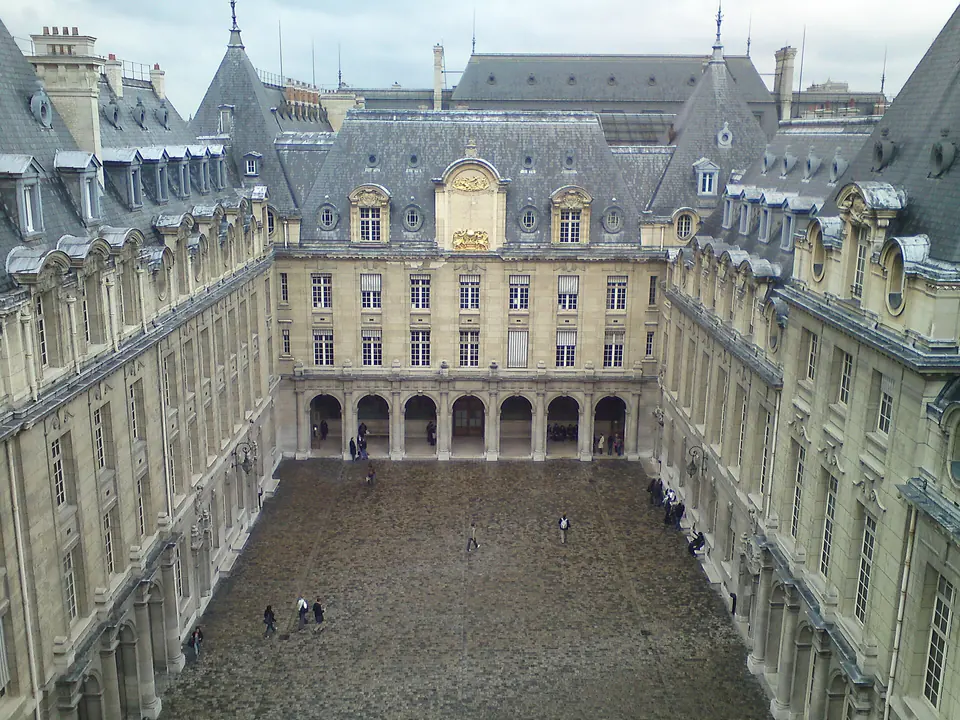 La cour de la Sorbonne photographiée depuis le haut de la chapelle.