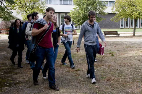 Des élèves de master marchent ensemble sur le campus de l’École polytechnique.