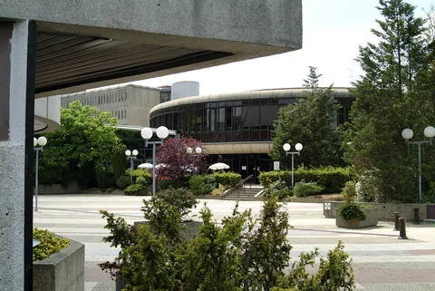 Cour arborée du campus d’Évry partagé par Télécom SudParis et l’IMT Business School.